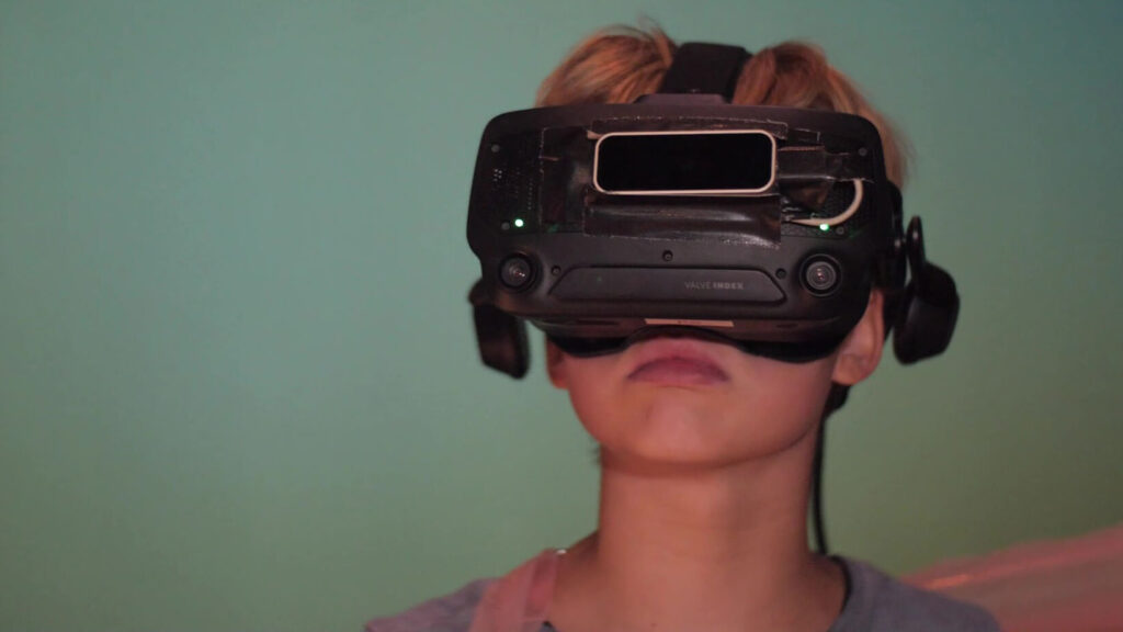 Persoon met VR bril in een virtuele wereld